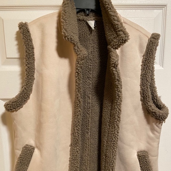 Akemi Vest - Picture 2 of 11